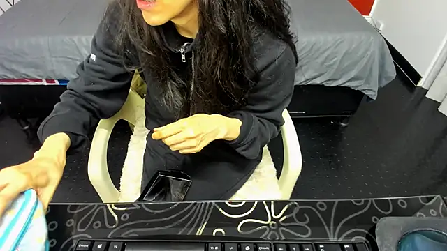 Abrillee1 online show from February 10, 2025, 7:49 pm