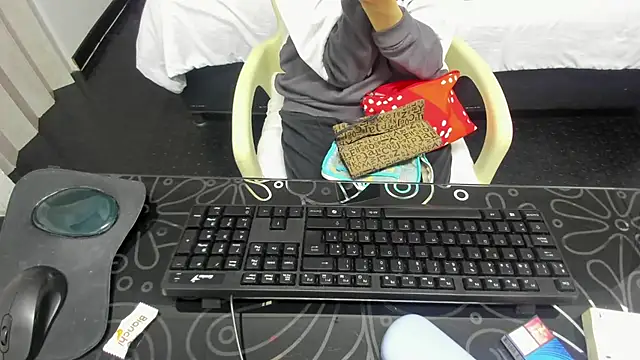 Abrillee1 online show from March 1, 2025, 7:26 pm