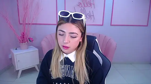 Snapshot of channel_blonde_a chatting on December 9, 2024, 4:58 pm channel blonde a online show from December 9, 2024, 4:58 pm