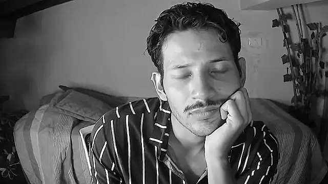 Snapshot of Nicholasrodrii chatting on June 20, 2026, 12:14 am Nicholasrodrii online show from June 20, 2026, 12:14 am