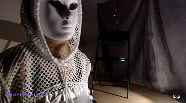 madcrumblepie online show from December 15, 2024, 6:04 pm