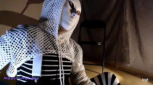 madcrumblepie online show from December 18, 2024, 8:36 pm