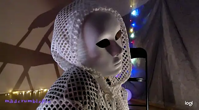 madcrumblepie online show from January 5, 2025, 7:39 pm