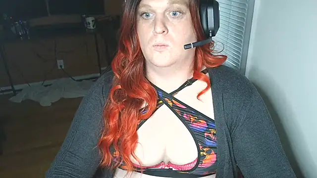 Snapshot of EmberLee chatting on June 23, 2026, 10:13 am EmberLee online show from June 23, 2026, 10:13 am