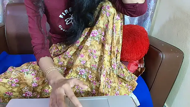 Snapshot of Srabontii chatting on February 26, 2026, 9:58 pm Srabontii online show from February 26, 2026, 9:58 pm