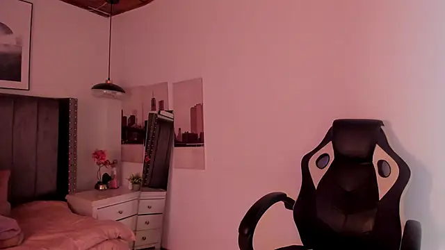 Alaia Cute online show from December 19, 2024, 2:34 am