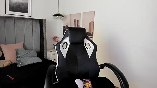 Alaia Cute online show from February 6, 2025, 2:33 am