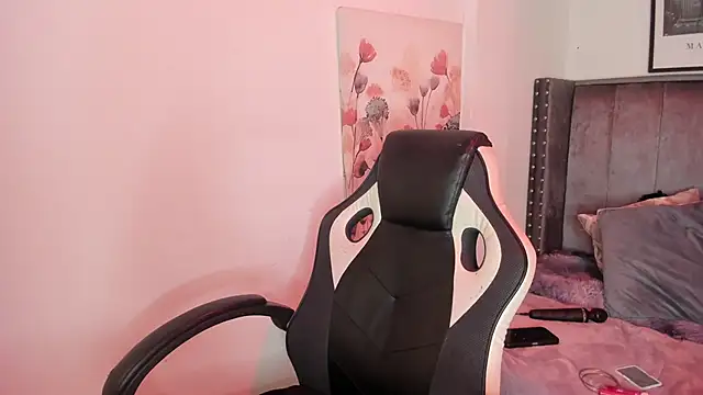 Alaia Cute online show from November 19, 2025, 4:12 am