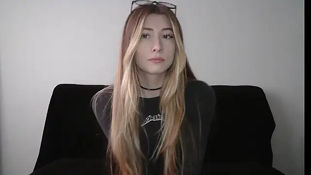 ErikaShyy online show from October 2, 2025, 11:28 am