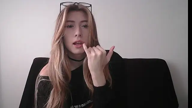 ErikaShyy online show from October 17, 2025, 10:07 am