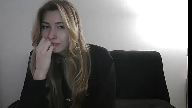 ErikaShyy online show from October 18, 2025, 2:40 pm