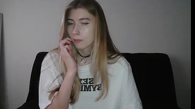 ErikaShyy online show from November 4, 2025, 11:53 am