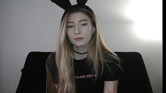 ErikaShyy online show from December 18, 2025, 11:16 am