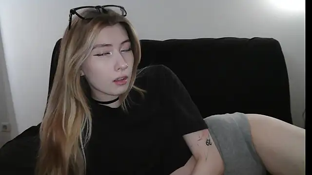 ErikaShyy online show from March 18, 2026, 10:07 am