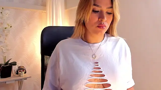 CyntiaAdams online show from December 15, 2024, 4:37 pm