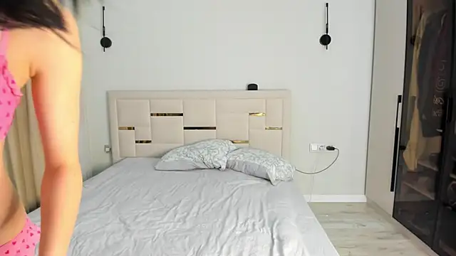 Lola Peach online show from February 25, 2026, 5:17 am