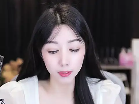 Snapshot of Nuyoah-77 chatting on September 17, 2025, 4:30 pm Nuyoah-77 online show from September 17, 2025, 4:30 pm