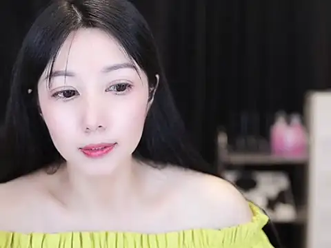 Snapshot of Nuyoah-77 chatting on October 5, 2025, 4:05 pm Nuyoah-77 online show from October 5, 2025, 4:05 pm