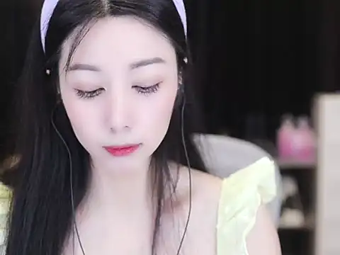 Snapshot of Nuyoah-77 chatting on October 7, 2025, 4:04 pm Nuyoah-77 online show from October 7, 2025, 4:04 pm