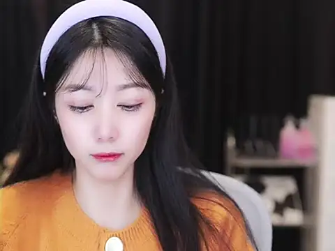 Snapshot of Nuyoah-77 chatting on October 16, 2025, 3:57 pm Nuyoah-77 online show from October 16, 2025, 3:57 pm