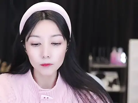 Nuyoah-77 online show from December 4, 2025, 1:31 pm