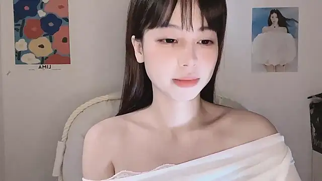 -Hottie online show from November 17, 2025, 4:13 pm