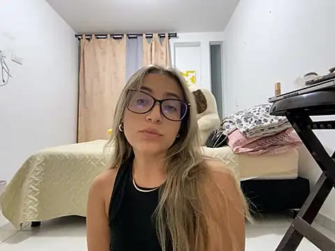 Snapshot of RyliieHunter chatting on February 2, 2025, 3:21 am RyliieHunter online show from February 2, 2025, 3:21 am