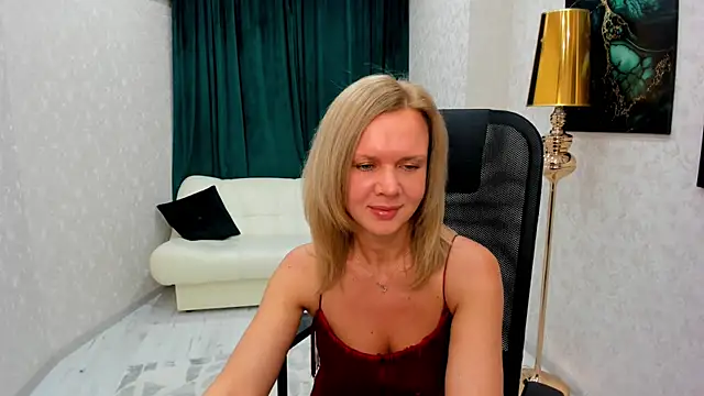 AgathaKlouin online show from January 8, 2025, 4:23 am