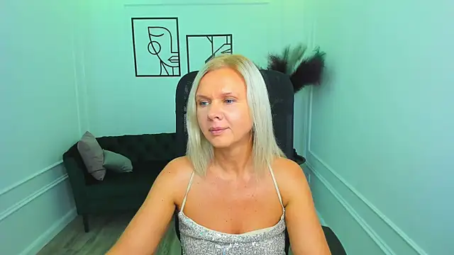 AgathaKlouin online show from September 18, 2025, 7:38 pm