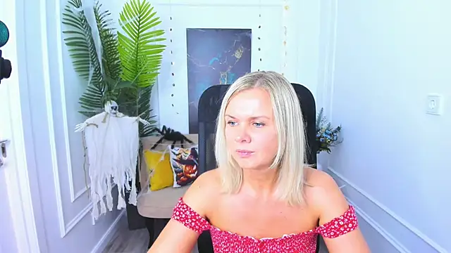 AgathaKlouin online show from October 19, 2025, 7:14 pm