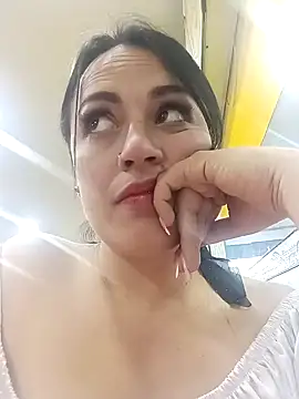 Snapshot of Lesly_10- chatting on December 21, 2024, 7:27 pm Lesly 10- online show from December 21, 2024, 7:27 pm