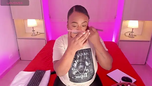 Snapshot of EmilyyStuart chatting on March 19, 2026, 3:43 am EmilyyStuart online show from March 19, 2026, 3:43 am