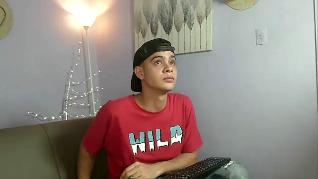 zacariasss  online show from October 15, 2025, 3:28 am