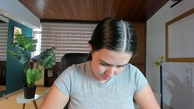 Lyssa Muller online show from December 4, 2025, 1:53 pm