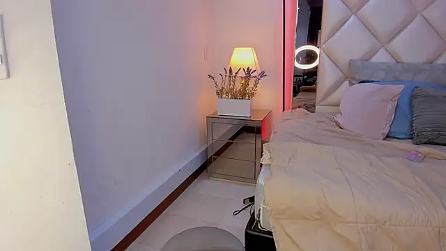 Snapshot of KimRoussee chatting on December 7, 2024, 7:05 am KimRoussee online show from December 7, 2024, 7:05 am