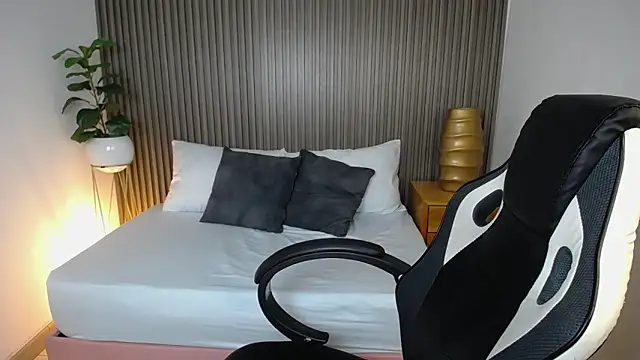 dania miller  online show from December 12, 2024, 9:37 pm