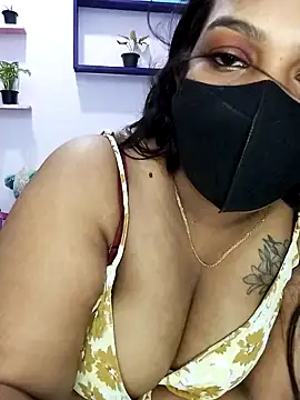  Hot Kisses  online show from December 2, 2024, 7:38 pm