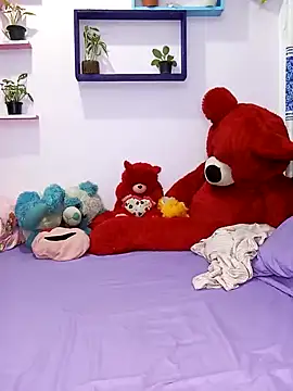  Hot Kisses  online show from January 12, 2025, 6:27 pm