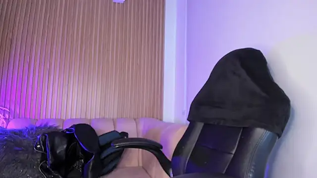 alessandra shayk6 online show from February 13, 2025, 11:39 am