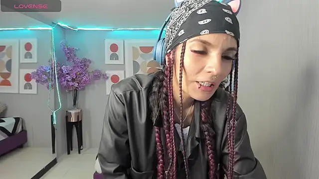 Dafne huges online show from December 14, 2024, 7:46 pm