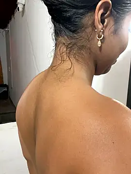 Snapshot of zoe_roux21 chatting on November 1, 2025, 2:57 am zoe roux21 online show from November 1, 2025, 2:57 am