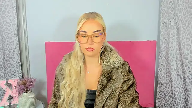 Snapshot of KristyHoney chatting on October 9, 2025, 2:15 pm KristyHoney online show from October 9, 2025, 2:15 pm