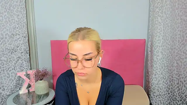 Snapshot of KristyHoney chatting on October 18, 2025, 5:03 pm KristyHoney online show from October 18, 2025, 5:03 pm