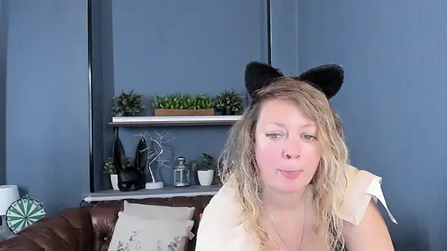 Snapshot of JesiaFoxi chatting on October 7, 2025, 10:34 am JesiaFoxi online show from October 7, 2025, 10:34 am