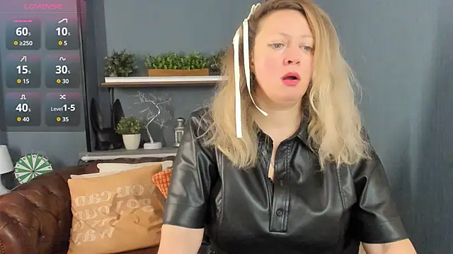 JesiaFoxi online show from November 22, 2025, 1:32 pm