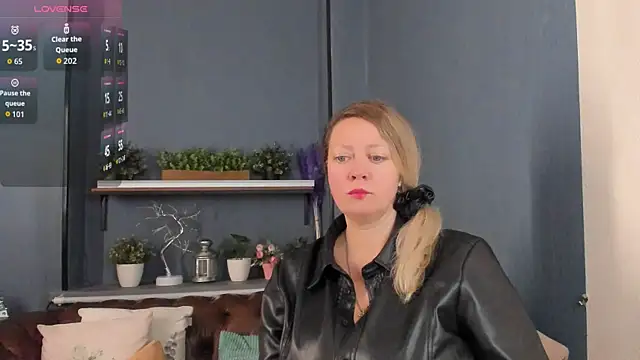 JesiaFoxi online show from November 25, 2025, 1:00 pm