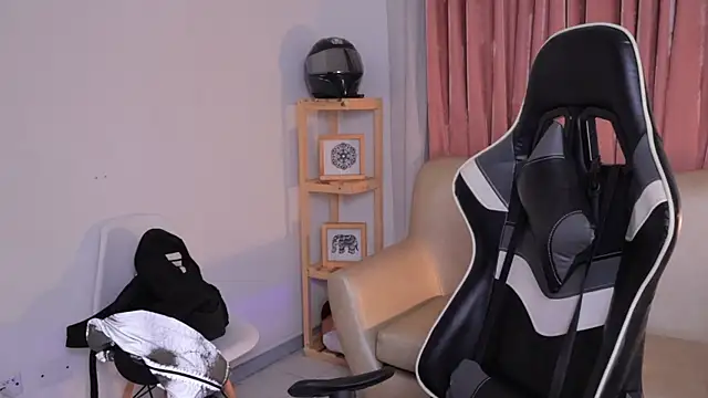 ashleyvalirya online show from October 3, 2025, 3:47 am