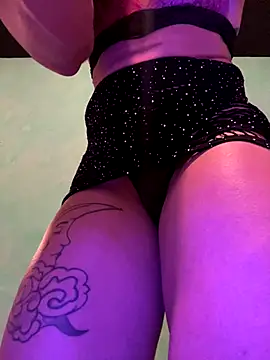 Snapshot of xMirana_ chatting on October 15, 2025, 8:36 am xMirana online show from October 15, 2025, 8:36 am