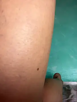 Snapshot of xMirana_ chatting on October 29, 2025, 9:33 am xMirana online show from October 29, 2025, 9:33 am