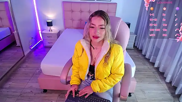 Snapshot of zoe_jones13 chatting on February 12, 2025, 12:01 pm zoe jones13 online show from February 12, 2025, 12:01 pm